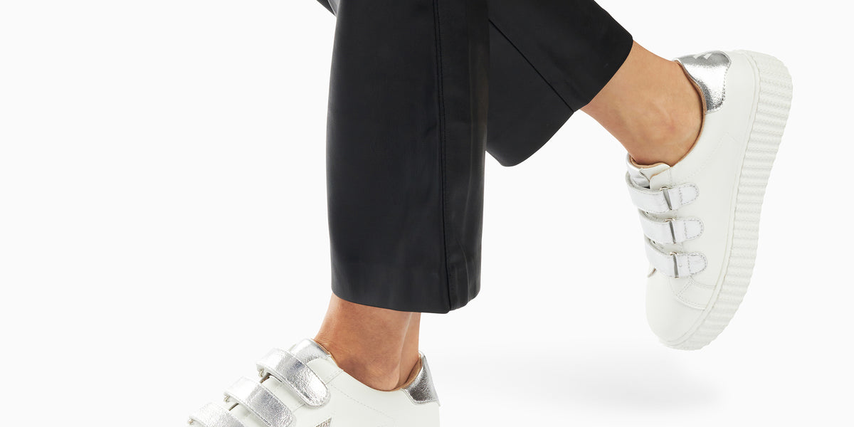 Baskets éclair Kandia blanc et argent à scratchs • Vanessa Wu