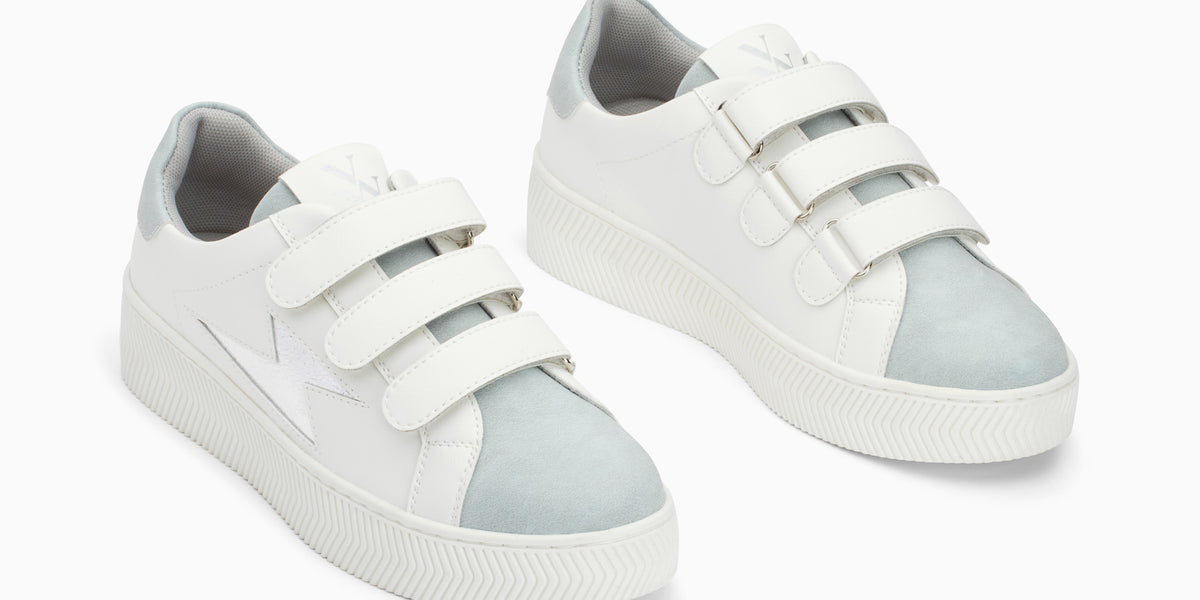 Baskets éclair Lucia blanc et argent à scratchs • Vanessa Wu