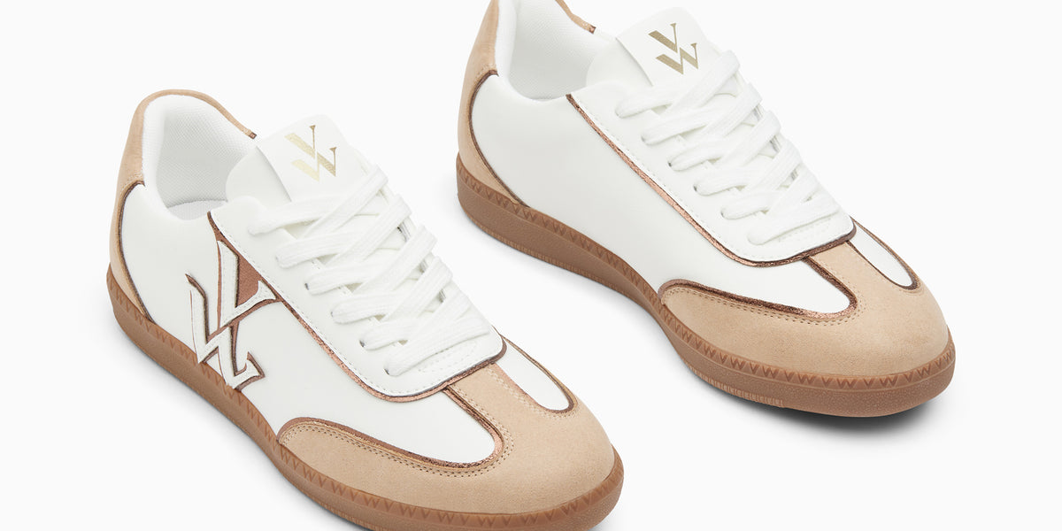 Baskets monogramme Charlize blanc et beige à semelle rétro • Vanessa Wu