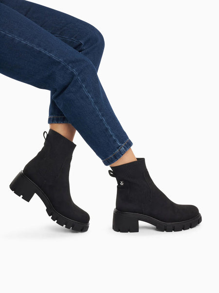 Valerie black Chelsea boots with serrated sole • Vanessa Wu