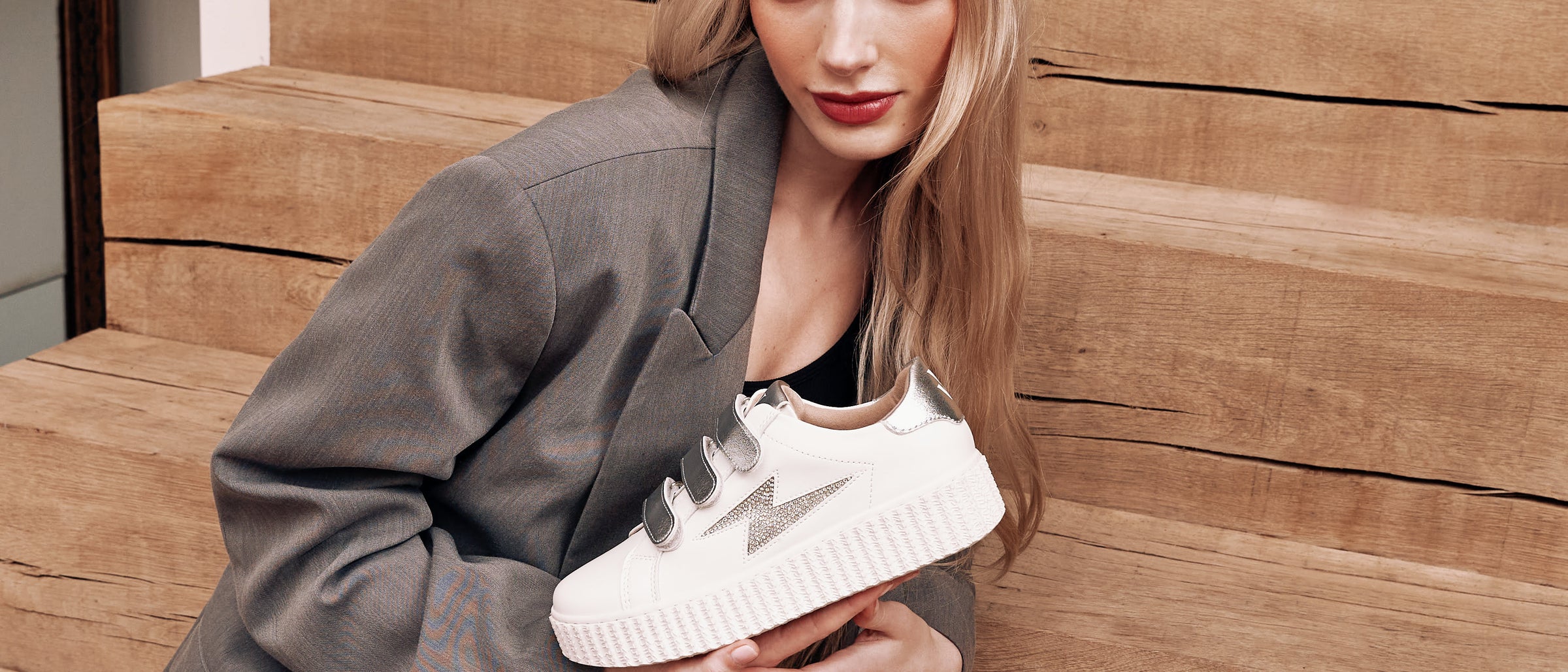 Silver trend: how to wear silver shoes? 