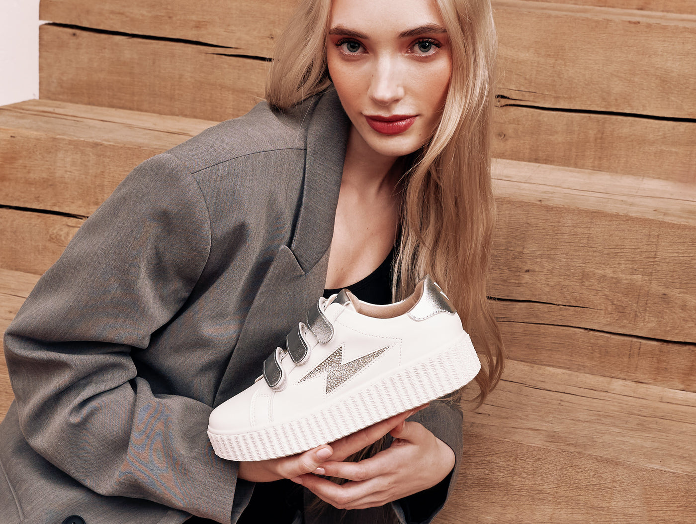 Silver trend: how to wear silver shoes? 