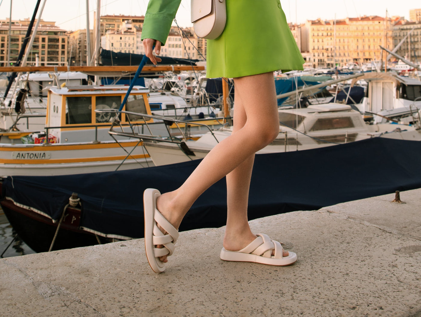Summer trend:  minimalism and back to basics, from head to toe!