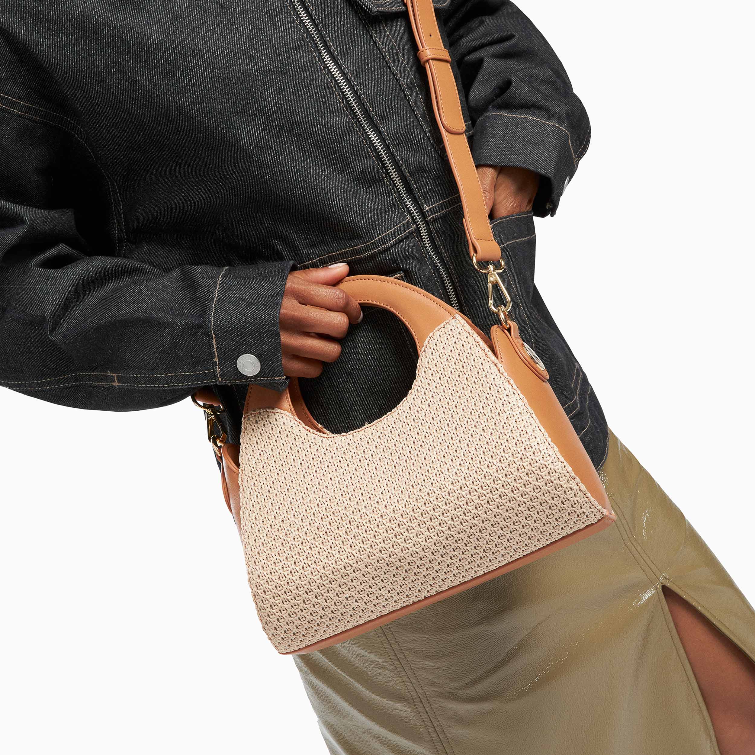 Petit sac à main Vanessa Wu femme en raphia et similicuir camel avec anses débordantes