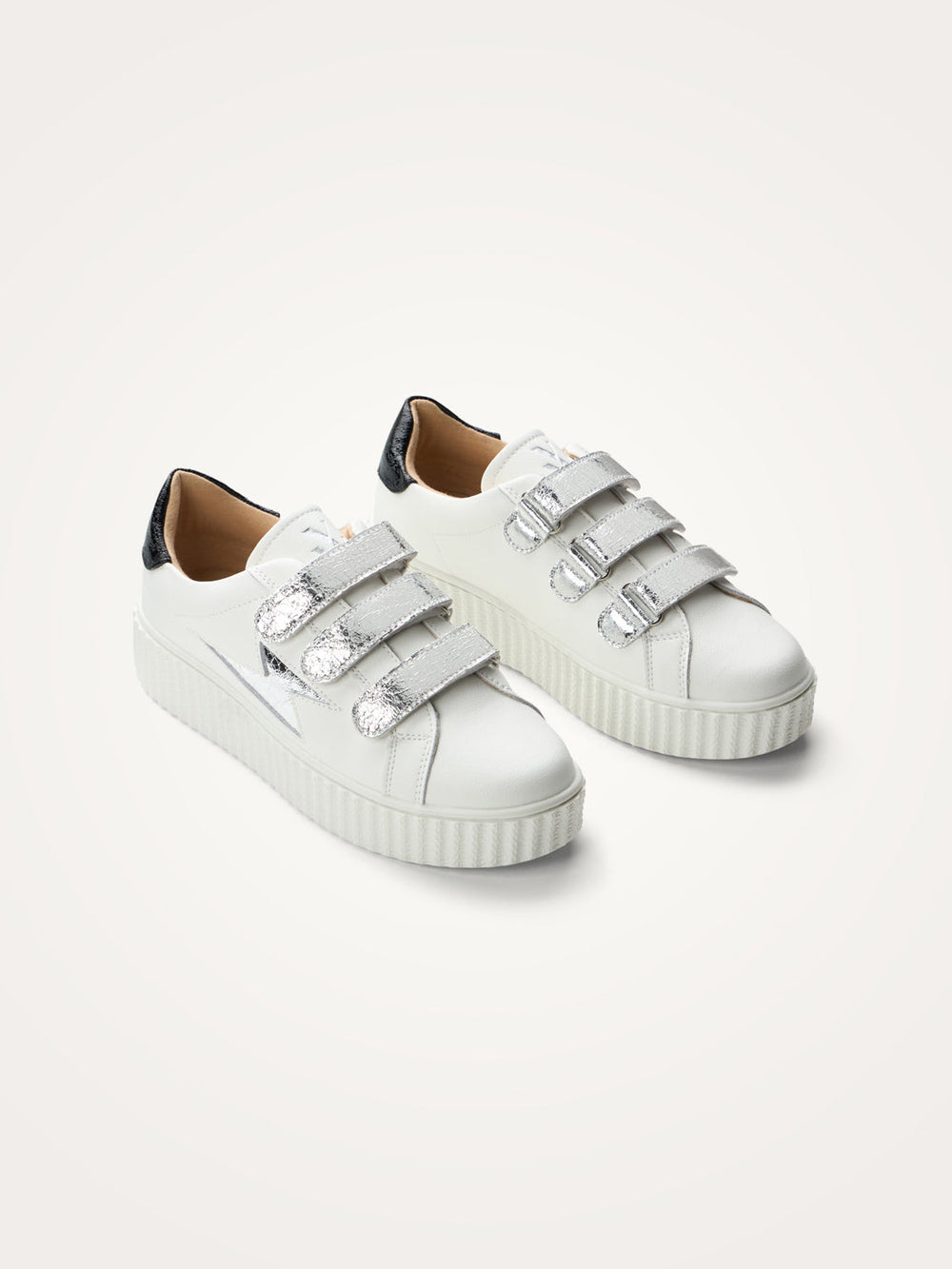 Baskets éclair Jane blanches en cuir à scratchs argent • Vanessa Wu