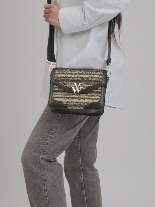 Petit sac cartable Vanessa Wu femme effet raphia beige et noir à bandoulière large