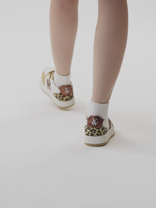 Baskets monogramme femme Vanessa Wu blanc et bronze à lacets