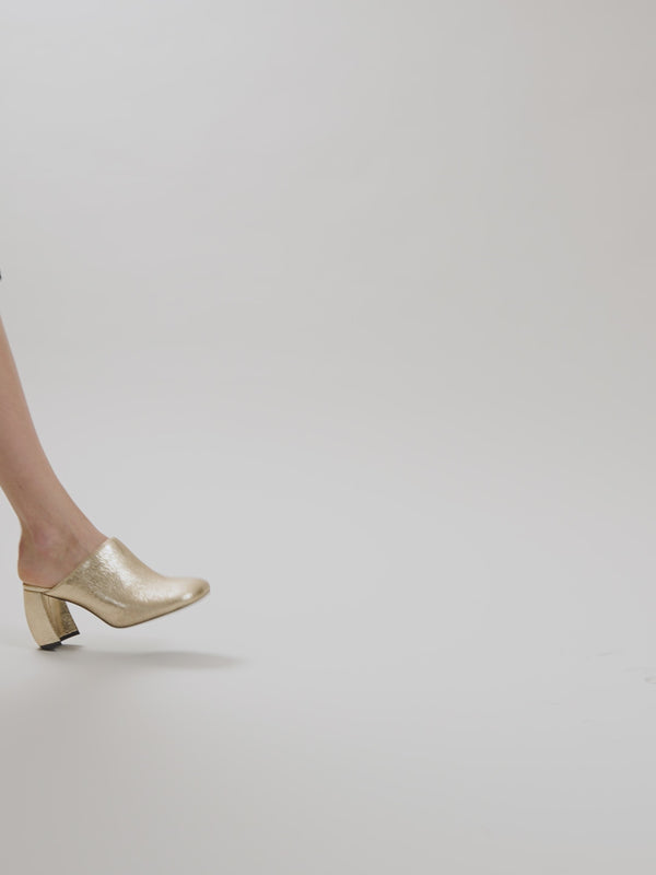 Mules à talon demi-lune en cuir or Vanessa Wu femme