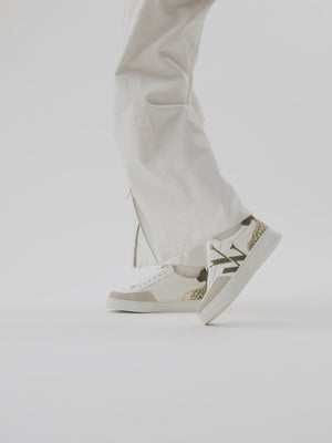 Baskets femme monogramme Vanessa Wu blanc et kaki en similicuir à imprimé léopard à lacets