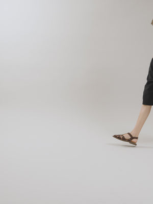 Sandales plates en suède marron chocolat avec brides cloutées Vanessa Wu femme