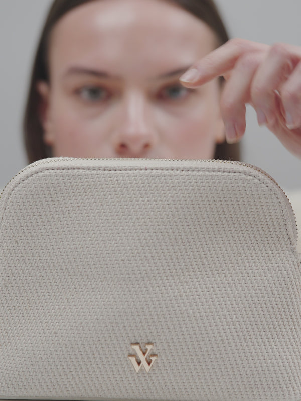 Trousse tressé beige Vanessa Wu femme avec produits cosmétiques Marionnaud