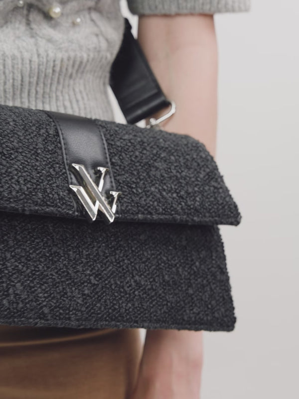Sac en tweed noir Vanessa Wu en forme trapèze à bandoulière avec logo embossé femme