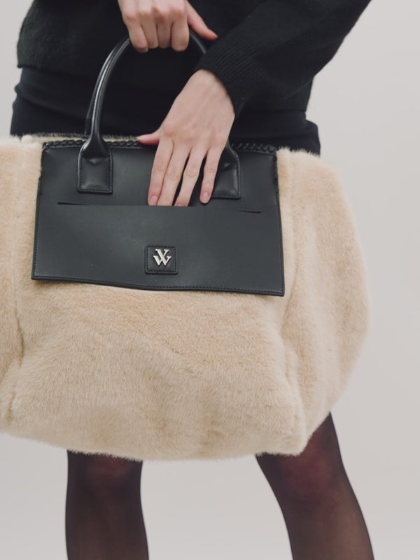 Sac cabas oversize beige en faux shearling avec poche extérieure camel Vanessa Wu femme