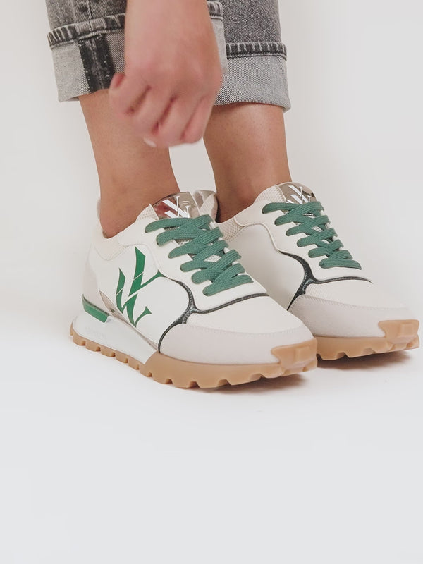 Sneakers style running à lacet femme en vert et blanc avec monogramme imprimé Vanessa Wu