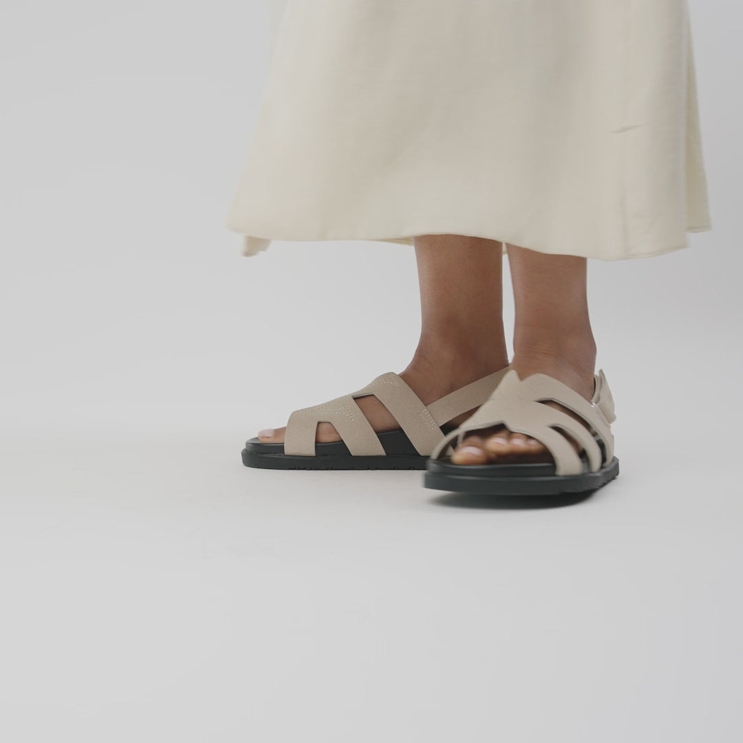 Sandales plates monogramme Vanessa Wu femme beiges avec fermeture à scratch réglable