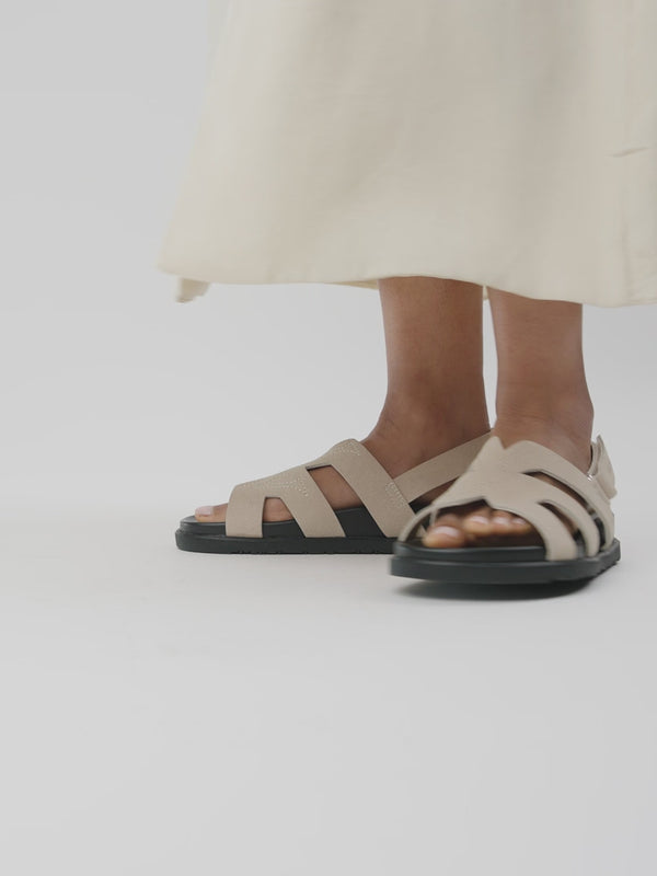 Sandales plates monogramme Vanessa Wu femme beiges avec fermeture à scratch réglable