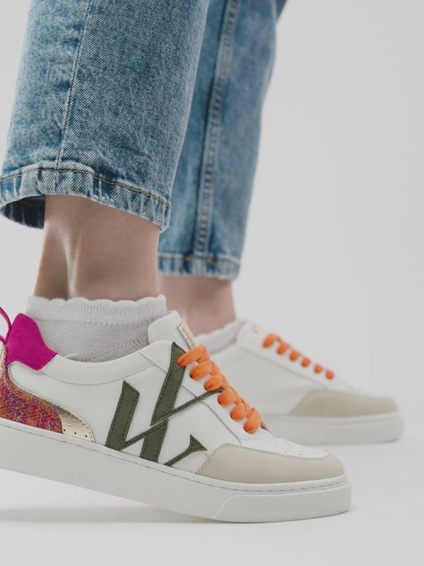 Sneakers blanches Vanessa Wu femme avec monogramme kaki et à lacets orange