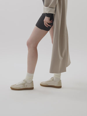 Sneakers monogramme Vanessa Wu beiges avec semelle rétro camel et lacets femme