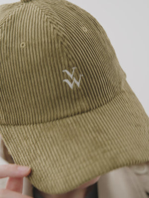Casquette souple vert kaki en velours côtelé réglable femme avec monogramme brodé blanc Vanessa Wu  