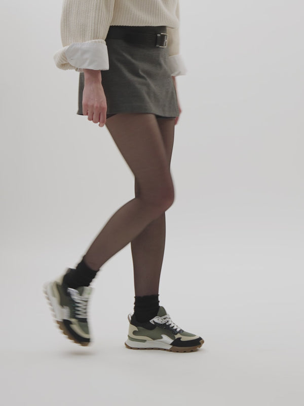 Sneakers kaki style running avec paillettes noires Vanessa Wu à lacets argentés femme