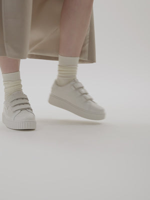 Baskets blanches monochrome effet craquelé Vanessa Wu femme à semelle creepersBaskets blanches monochrome effet craquelé Vanessa Wu femme à semelle creepers
