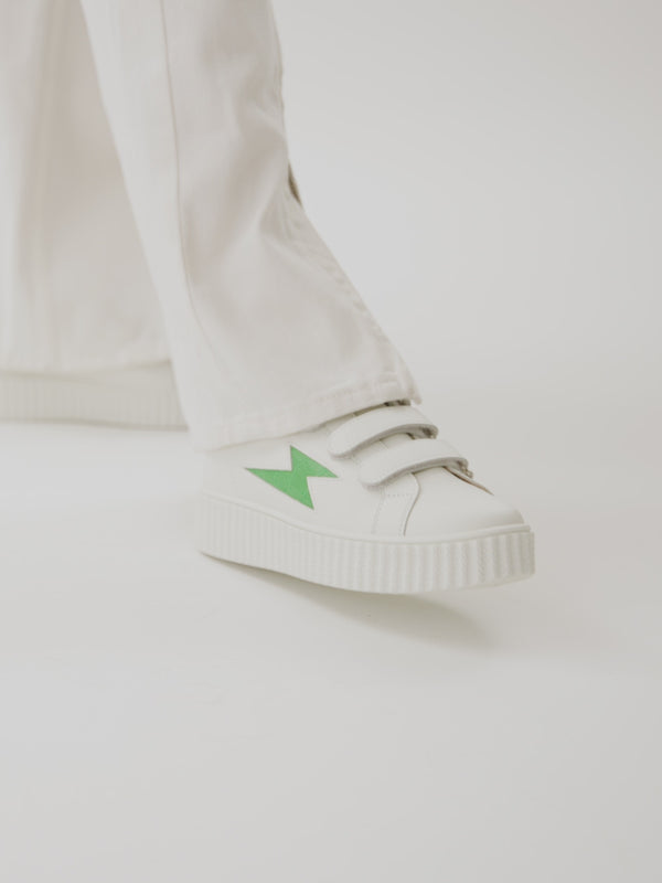 Baskets blanches similicuir éclair vert effet crocodile à scratchs femme semelle creepers Vanessa Wu 