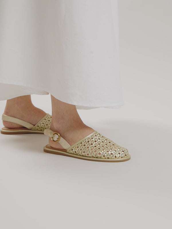 Sandales plates Vanessa Wu à bride réglable femme or et ajourées