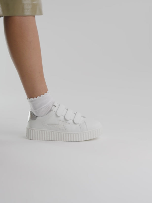 Baskets blanches avec éclair bleu électrique femme à semelle creepers et scratchs Vanessa Wu