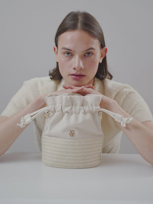 Sac panier bourse beige femme effet raphia beige Vanessa Wu avec produits cosmétiques Marionnaud