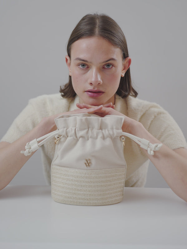 Sac panier bourse beige femme effet raphia beige Vanessa Wu avec produits cosmétiques Marionnaud