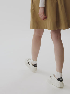 Baskets blanches éclair noir effet crocodile à scratchs femme Vanessa Wu similicuir semelle plateforme creepers