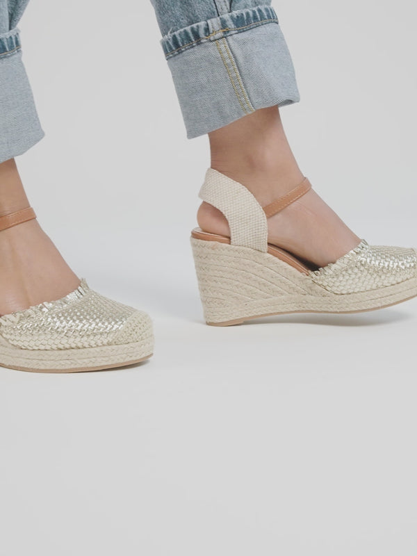 Sandales femme Vanessa Wu beige et en similicuir tressé or avec contrefort effet tweed